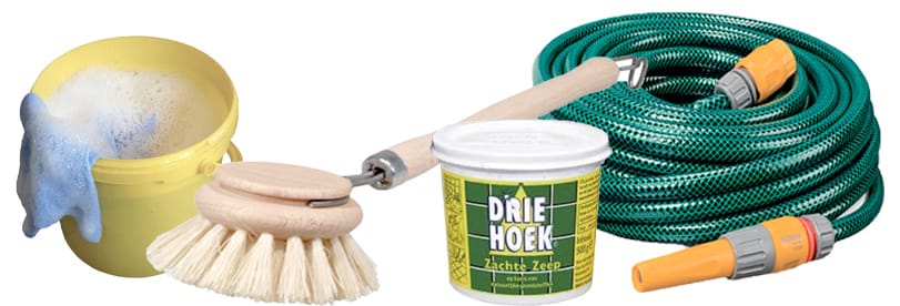 Stoffen-bank-schoonmaken-met-groene-zeep