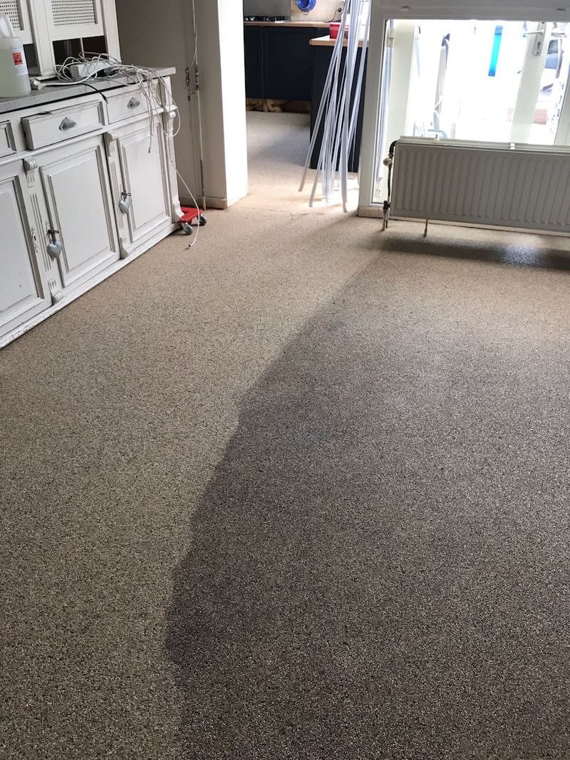 69611456 - close-up of a person cleaning carpet with vacuum cleaner Grindvloer schoonmaken