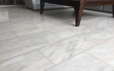 Doffe natuursteen vloer weer glanzend krijgen