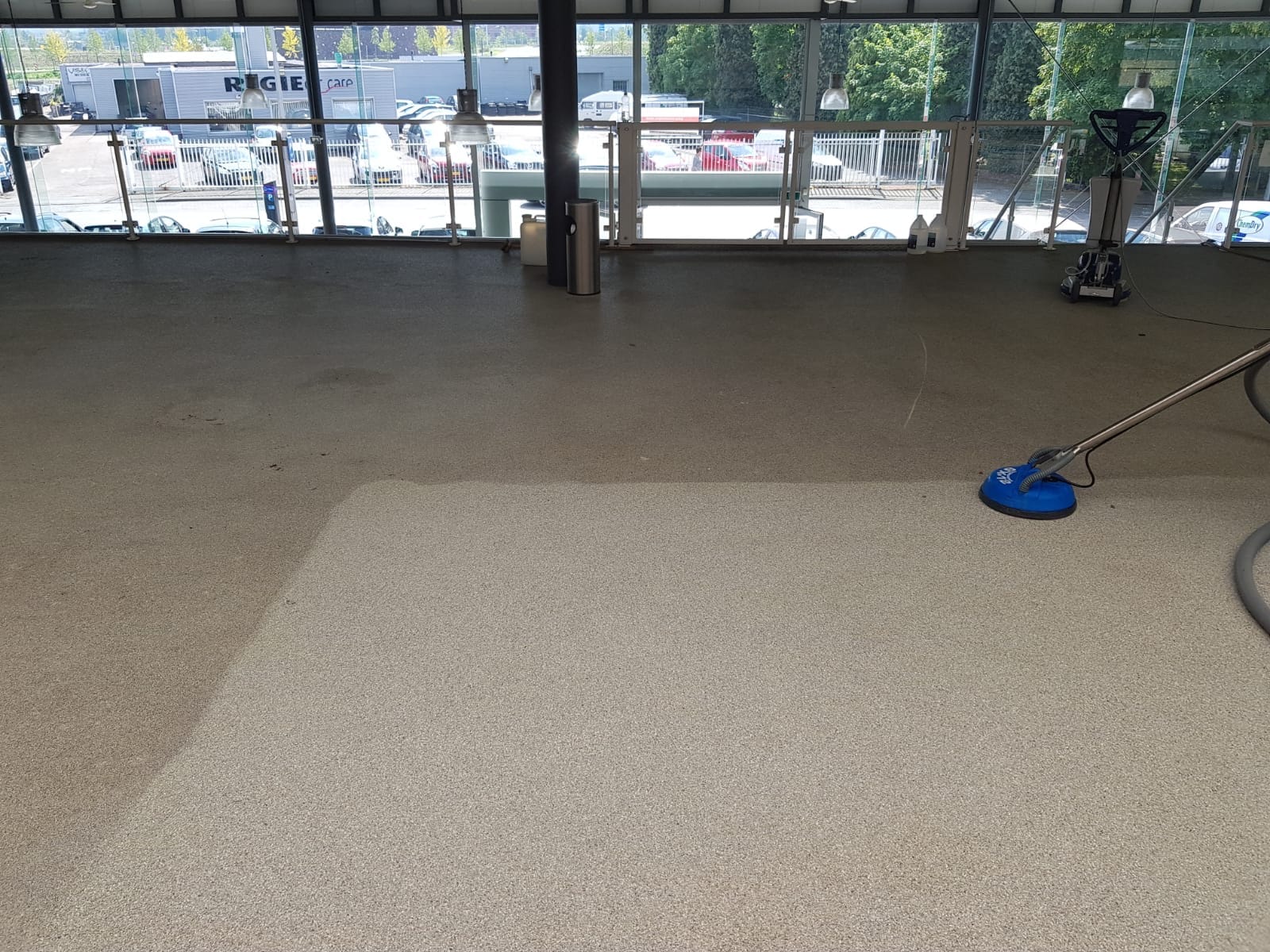 Grindvloer schoonmaken showroom autobedrijf Grindvloer schoonmaken voor bedrijven